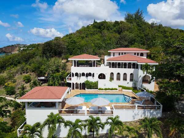 Joie de Vivre in Terres Basses - Stunning Beachfront and Pool