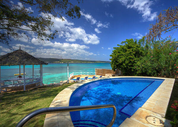 Sea Haven in Discovery Bay - Beautiful Waterfront Cottage