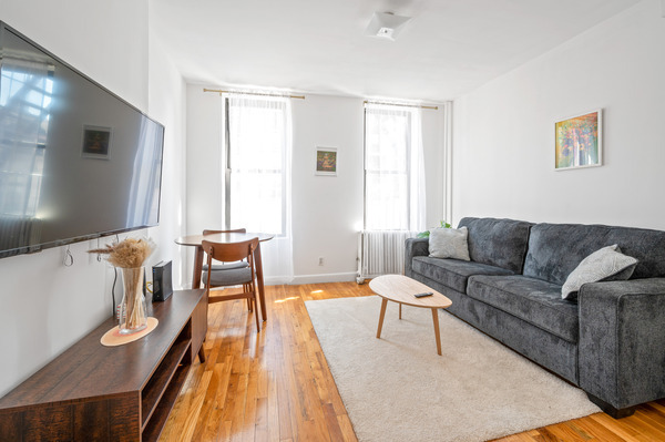 1 Bedroom 1 Bath SAS Unit- 14 in NYC!
